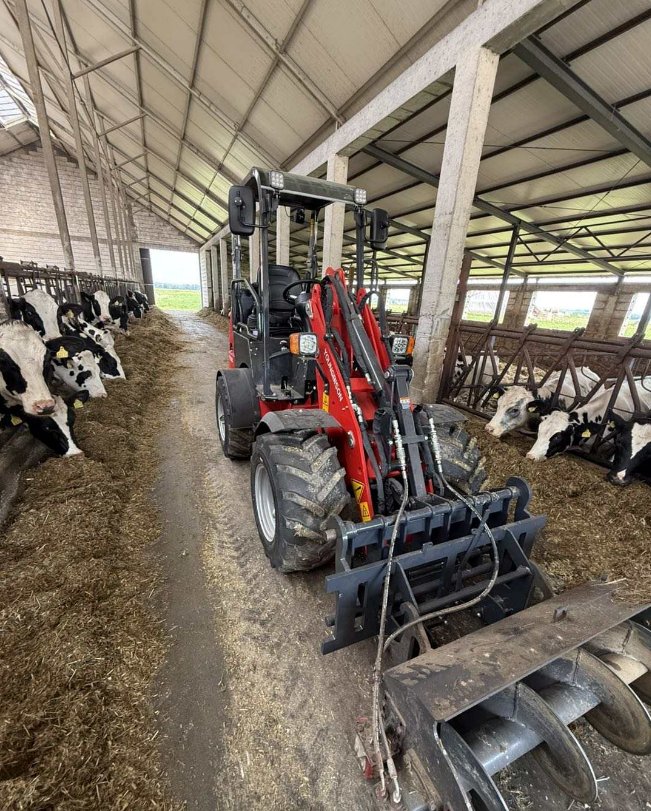 Poland dairy farm — Youngbison loader